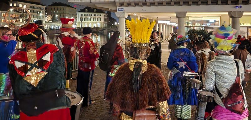 Foto von hinten bei einem Auftritt. Die getragenen Kostüme stammen aus dem Fundus der letzten 6 Jahre.