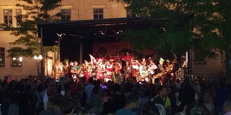 Die Gugge steht im 'Wunderland' Kostüm auf der Bühne.