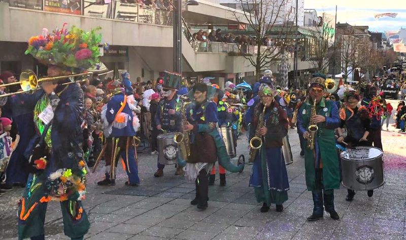 Die Fotografin steht vorne am Umzug. Oskar geht vor mit seinem riesigen Hut, in der ersten Reihe stehen die Saxofone.
