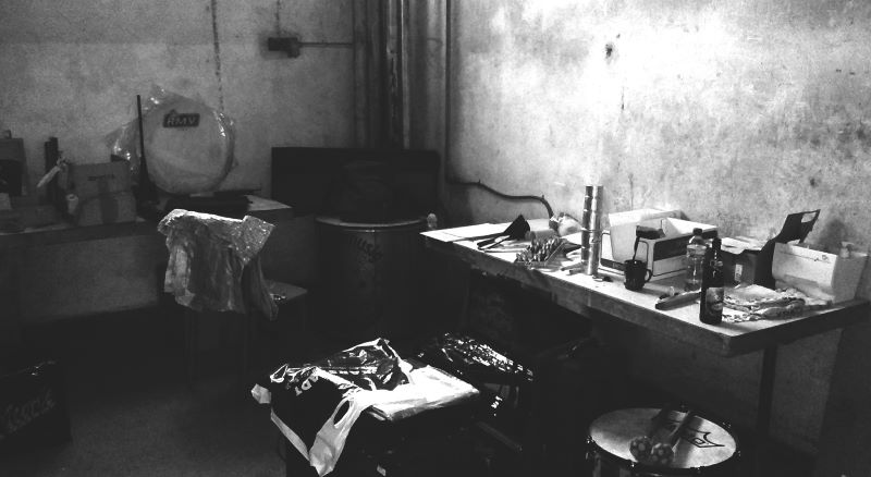 Ein schwarz-weiss Foto. Alles ist schmutzig ausser die Instrumente, welche im Raum stehen.