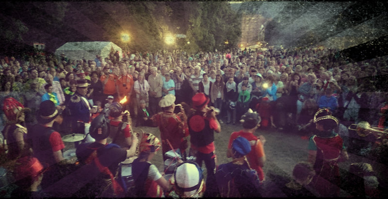 Auf der Wiese im Hofgarten Coburg, von hinten ins Publikum fotografiert.