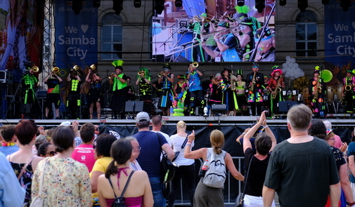 Ein Auftritt auf der Schlossplatzbühne am Sambafestival Coburg.