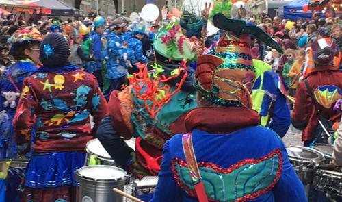 Umzug im Kostüm 'Fischen impossible' von hinten. 