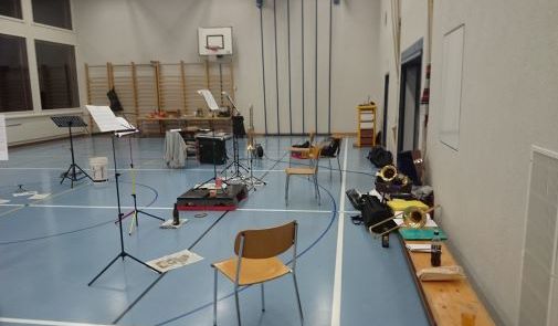 Die Turnhalle in Alt St. Johann mit Instrumenten, Stühlen und Notenständer.