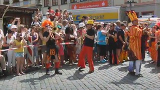 Am Umzug im Coburg im Feuer- und Eis-Kostüm.