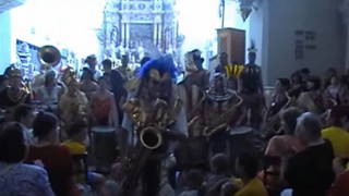 Ein Bariton-Sax Solo vor dem Altar.