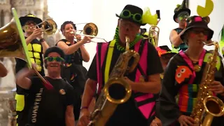 Eine Nahaufnahme der Saxofone.