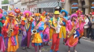 Am Umzug im Coburg im Vogel-Kostüm.